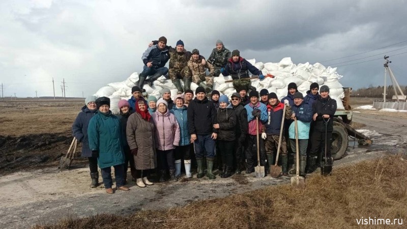 Волонтёры помогают защищать населённые пункты Ишимского района от паводка
